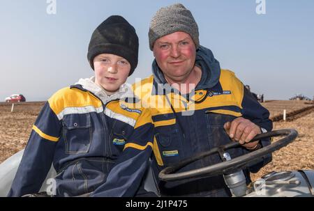 Killbrittain, Cork, Irlanda. 27th marzo 2022. Padre e figlio Tommy e Thomas Beusang di Clashmore Co. Waterford hanno partecipato alla partita della Kilbrittain Plowing Association che si è svolta nelle terre della famiglia Draper, Artitgue, Kilbrittain Co. Cork, Irlanda. - Foto David Creedon Foto Stock