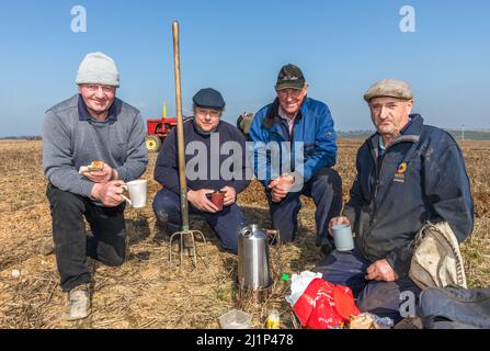 Killbrittain, Cork, Irlanda. 27th marzo 2022. Michael Coomey, Martin Ciolkosz, Dan Joe o'Driscoll e John o'Neill hanno fatto una pausa per il tè partecipando alla partita della Kilbrittain Plowing Association che si è svolta sulle terre della famiglia Draper, Artitgue, Kilbrittain Co. Cork, Irlanda. - Foto David Creedon Foto Stock