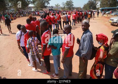 Tifosi in fila per entrare nello stadio nella regione di Kigoma. FOTO DI MICHAEL MATEMANGA Foto Stock