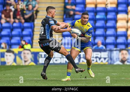 Peter Mataa'utia #3 di Warrington Wolves è affrontato da Corey Hall (30) di Wakefield Trinity in, il 3/27/2022. (Foto di Craig Thomas/News Images/Sipa USA) Credit: Sipa USA/Alamy Live News Foto Stock