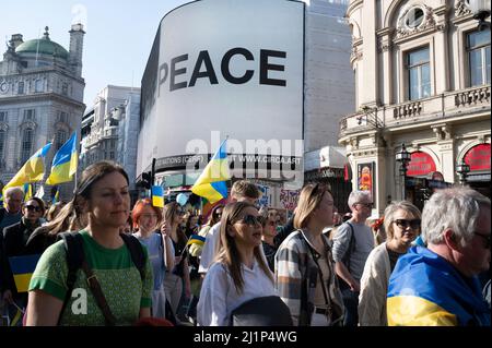 Marzo 26th 2022, “Londra è in piedi con l’Ucraina”, marcia chiamata da Sadiq Khan, sindaco di Londra per dimostrare solidarietà alle persone attaccate dal Rus di Putin Foto Stock