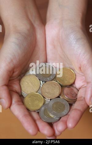 La moneta canadese sulla mano della donna, la moneta nella mano delle donne Foto Stock