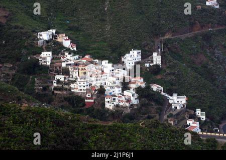Il villaggio spagnolo di Taganana annidato nelle montagne di Anaga sulla costa nord dell'isola di Tenerife, Anaga Rural Park, Isole Canarie, Spagna. Foto Stock