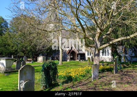 La chiesa parrocchiale e il cimitero di St. Peter e St. Andrew, Old Windsor, in un giorno di primavera soleggiato Berkshire Inghilterra UK Foto Stock