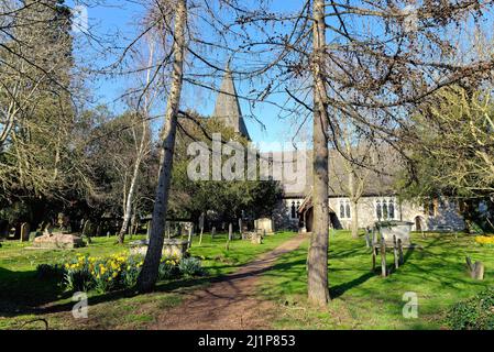 La chiesa parrocchiale e il cimitero di St. Peter e St. Andrew, Old Windsor, in un giorno di primavera soleggiato Berkshire Inghilterra UK Foto Stock