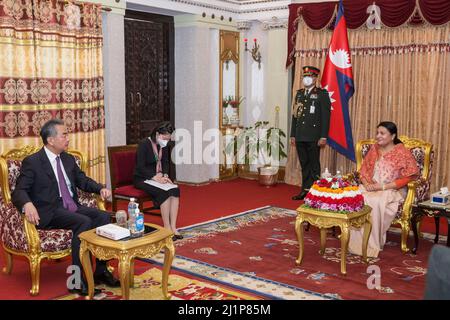 Kathmandu, Nepal. 27th Mar 2022. Il presidente nepalese Bidya Devi Bhandari (1st R) incontra il consigliere di Stato e ministro degli Esteri cinese Wang Yi a Kathmandu, Nepal, 27 marzo 2022. Credit: Hari Maharjan/Xinhua/Alamy Live News Foto Stock