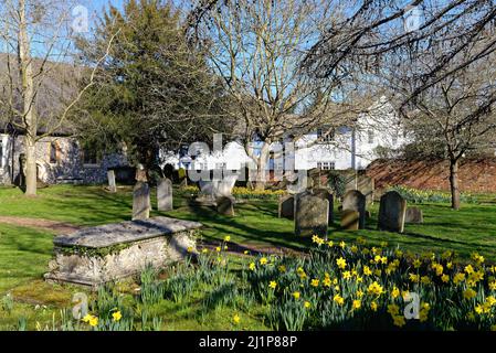 La chiesa parrocchiale e il cimitero di St. Peter e St. Andrew, Old Windsor, in un giorno di primavera soleggiato Berkshire Inghilterra UK Foto Stock