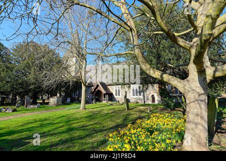 La chiesa parrocchiale e il cimitero di St. Peter e St. Andrew, Old Windsor, in un giorno di primavera soleggiato Berkshire Inghilterra UK Foto Stock