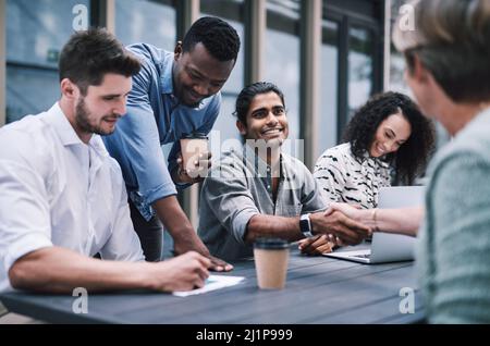 Il buon commercio è costruito sui buoni rapporti. Colpo di un uomo d'affari e di donne d'affari che scuotono le mani durante un incontro con i colleghi. Foto Stock