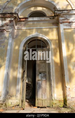 Foto con la vecchia porta d'ingresso a Galgauskas San Giovanni Battista Chiesa Ortodossa, Lettonia Foto Stock