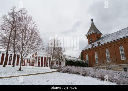 Washington e Lee University - cappella ed edifici dopo una nevicata fresca. A Lexington, Virginia. Foto Stock