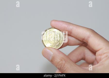 La moneta canadese sulla mano della donna, la moneta nella mano delle donne Foto Stock