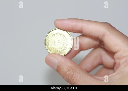 La moneta canadese sulla mano della donna, la moneta nella mano delle donne Foto Stock