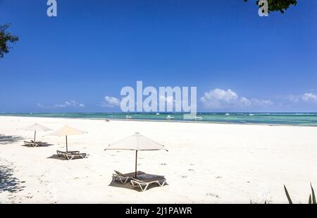 Incredibile spiaggia di Diani seascape con sabbia bianca e turchese Oceano Indiano, Kenya Foto Stock