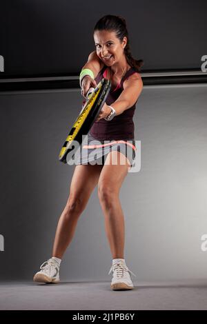 Tennista femminile professionista. Ragazza arrabbiata urlando con racket in mani. Foto Stock