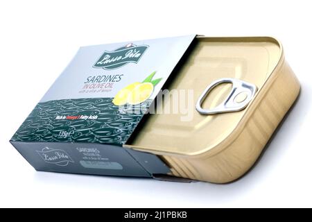 CAN di Lusso vita Sardines in olio d'oliva con una fetta di limone Foto Stock