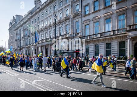 Migliaia di marciano in solidarietà contro la guerra in Ucraina. "Londra sta con l'Ucraina” dimostra il sostegno al popolo ucraino. Sab 26 Marzo 22. Foto Stock