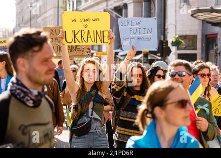 Londra, Regno Unito. 26 marzo 2022. I manifestanti marciano contro la guerra in Ucraina da Park Lane a Trafalgar Square Foto Stock