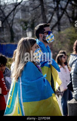 Monaco di Baviera, Germania. 26th Mar 2022. Il 26 marzo 2022 a Monaco di Baviera, in Germania, poche centinaia di persone si sono unite a un raduno solidale con l'Ucraina. Alcuni manifestanti chiedevano un'azione militare da parte della NATO e una zona di non volo per l'Ucraina. (Foto di Alexander Pohl/Sipa USA) Credit: Sipa USA/Alamy Live News Foto Stock