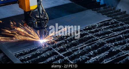 Banner CNC taglio al plasma metallo ferro materiale con scintille, settore di fondo, vista dall'alto. Foto Stock