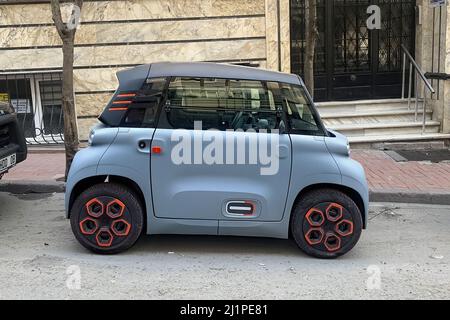 Nuova Citroen Ami di colore blu, parcheggiata in strada. Vista laterale. Foto Stock