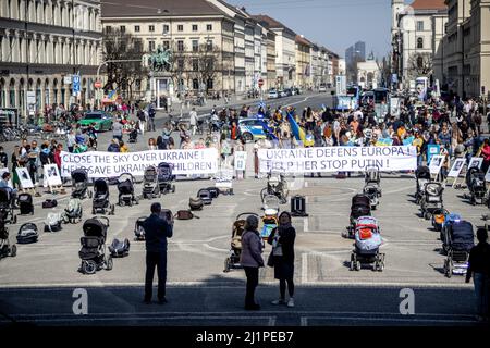 Monaco di Baviera, Germania. 27th Mar 2022. Il 27 marzo 2022 si è svolto un raduno per ricordare i bambini morti causati dall'invasione russa organizzata dagli ucraini a Monaco di Baviera, in Germania. Ogni buggy simboleggiava un bambino morto. (Foto di Alexander Pohl/Sipa USA) Credit: Sipa USA/Alamy Live News Foto Stock