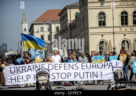 Monaco di Baviera, Germania. 27th Mar 2022. Il 27 marzo 2022 si è svolto un raduno per ricordare i bambini morti causati dall'invasione russa organizzata dagli ucraini a Monaco di Baviera, in Germania. Ogni buggy simboleggiava un bambino morto. (Foto di Alexander Pohl/Sipa USA) Credit: Sipa USA/Alamy Live News Foto Stock