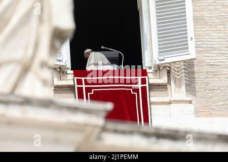 Città del Vaticano, Vaticano. 27th Mar 2022. Papa Francesco lascia la finestra del palazzo apostolico che si affaccia su Piazza San Pietro al termine della preghiera settimanale dell'Angelus in Vaticano, il 27 marzo 2022. (Foto di Giuseppe fama/Pacific Press) Credit: Pacific Press Media Production Corp./Alamy Live News Foto Stock