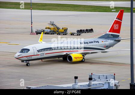 Aeroporto di Stoccarda, Germania: Il TUIfly Boeing 737-800 DB Air One 'ICE', registrato D-ATUE, Leinfelden-Echterdingen, Stoccarda, Germania. Foto Stock