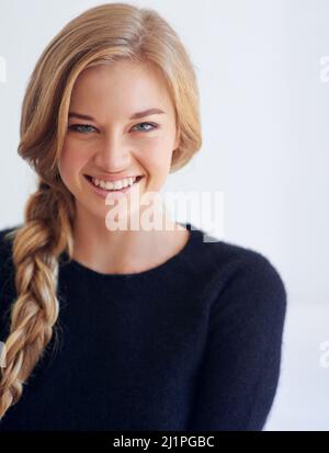 Perfezione di intreccio. Ritratto di una bella giovane donna. Foto Stock