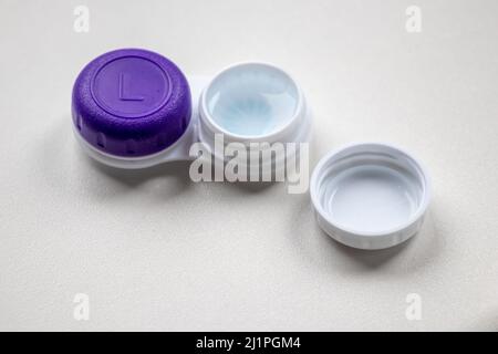 Contenitore per lenti a contatto con lenti a contatto come alternativa ottica agli occhiali correggere le malattie della vista come la lungimiranza e la miopia Foto Stock