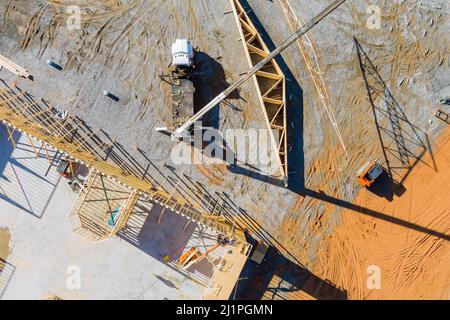 Costruzione una gru ospita una casa in legno di costruzione residenziale con un senza in costruzione incorniciata Foto Stock