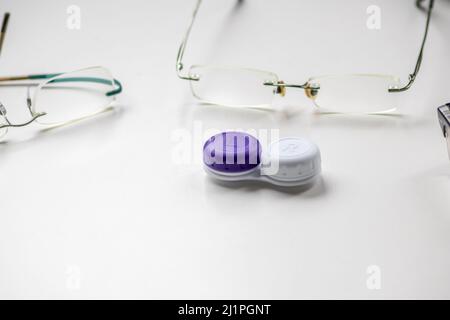 Contenitore per lenti a contatto con lenti a contatto come alternativa ottica agli occhiali correggere le malattie della vista come la lungimiranza e la miopia Foto Stock