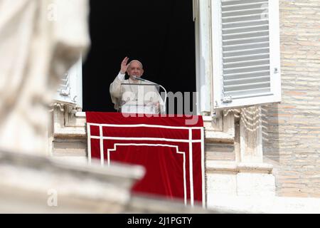 Città del Vaticano, Città del Vaticano, Vaticano. 27th Mar 2022. Papa Francesco si rivolge ai fedeli dalla finestra del palazzo apostolico che si affaccia su Piazza San Pietro durante la preghiera settimanale dell'Angelus in Vaticano, il 27 marzo 2022. (Credit Image: © Giuseppe fama/Pacific Press via ZUMA Press Wire) Foto Stock