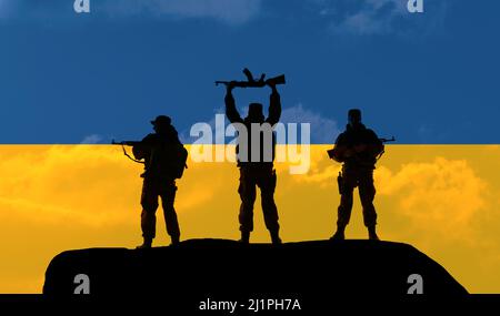 Bandiera dell'Ucraina nelle proporzioni originali. Concetto di conflitto tra Ucraina e Russia. Silhouette militari scena di combattimento scuro sfondo nebbia. Foto Stock