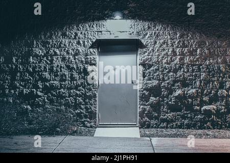La sera tardi con questa porta vuota che ti guarda Foto Stock