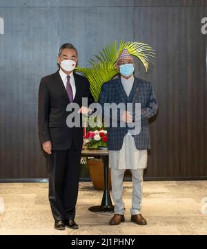 Kathmandu, Nepal. 27th Mar 2022. Il Consigliere di Stato cinese e il Ministro degli Esteri Wang Yi (L) incontra il KP Sharma oli, presidente del Partito Comunista del Nepal (marxista unificato-leninista), a Kathmandu, Nepal, 27 marzo 2022. Credit: Hari Maharjan/Xinhua/Alamy Live News Foto Stock