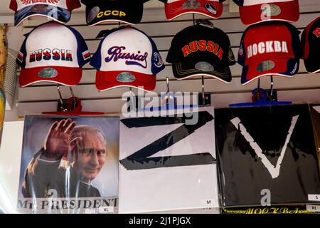 Mosca, Russia. 27th marzo, 2022 T-shirt in assortimento con un segno 'Z' e cappellini presso un banco di un negozio di souvenir in Arbat Street nel centro di Mosca, Russia Foto Stock