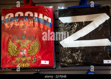 Mosca, Russia. 27th marzo, 2022 T-shirt in assortimento con un segno Z e lo stemma della Russia ad un banco di un negozio di souvenir in Arbat Street nel centro di Mosca, Russia. L'iscrizione sulla maglietta recita 'Russia' Foto Stock