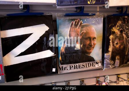 Mosca, Russia. 27th marzo, 2022 T-shirt in assortimento con un segno 'Z' e un ritratto di Vladimir Putin al banco di un negozio di souvenir in Arbat Street nel centro di Mosca, Russia Foto Stock