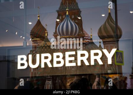 Mosca, Russia. 27th marzo 2022 logo Burberry in una finestra di negozio sulla Piazza Rossa di Mosca, Russia. Burberry Group plc è una casa di moda di lusso britannica, che produce abbigliamento, fragranze e moda Foto Stock