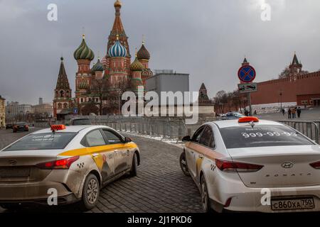 Mosca, Russia. 27th marzo, 2022 Taxi auto sono in attesa per i passeggeri sulla Piazza Rossa nel centro di Mosca, Russia Foto Stock