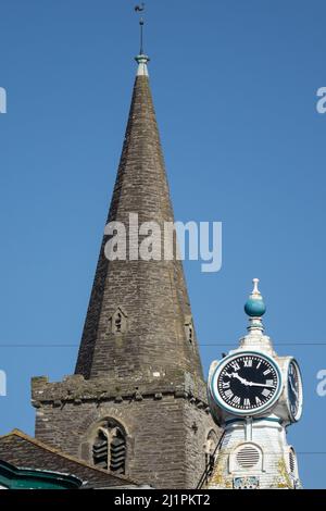 Inghilterra, Devon, Kingsbridge, guglia della chiesa e orologio Foto Stock