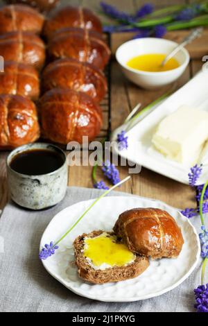 Crocini al cioccolato serviti con burro e miele. Tradizionale cottura di Pasqua. Foto Stock