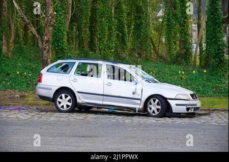 Auto vandalizzata e abbandonata in campagna rurale Foto Stock