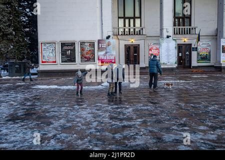 Mariupol, Ucraina. 06th Feb 2022. Una famiglia cammina accanto al Teatro Mariupol due settimane prima dell'invasione russa dell'Ucraina. Ucraina i funzionari riferiscono che almeno 300 civili sono morti in sciopero aereo sul teatro Mariupol il 16 marzo 2022. Quasi 4 milioni di persone sono fuggiti dall'Ucraina nei paesi vicini da quando la Russia ha lanciato un'invasione su larga scala del paese il 24 febbraio. (Foto di Michael Nigro/Sipa USA) Credit: Sipa USA/Alamy Live News Foto Stock