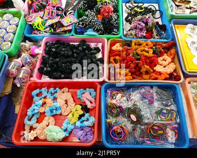 Scatole colorate piene di ornamenti femminili , fasce per capelli , conservate nel negozio in vendita in india Foto Stock