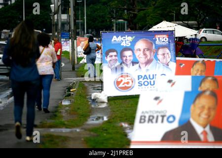 salvador, bahia, brasile - 28 luglio 2014: consiglio di propaganda durante la campagna elettorale posizionata su una strada nella città di salvador. Foto Stock