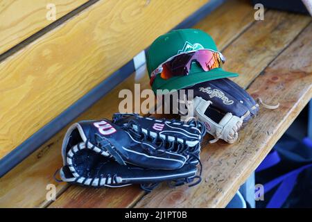 Cappello dei Colorado Rockies e equipaggiamento per guanti sulla panchina in panchina durante una partita di baseball degli allenamenti primaverili della MLB giovedì 17 marzo 2022, presso Salt River Fields a Scottsdale, Arizona. I giocatori indossavano cappelli verdi commemorativi in onore del giorno di San Patrizio. (Scott Finkelmeyer/immagine dello sport) Foto Stock