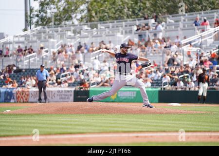 Lanciatore dei Cleveland Guardians in windup durante una partita di baseball degli allenamenti primaverili della MLB venerdì 25 marzo 2022 allo Scottsdale Stadium di Scottsdale, Ariz. (Scott Finkelmeyer/Image of Sport) Foto Stock